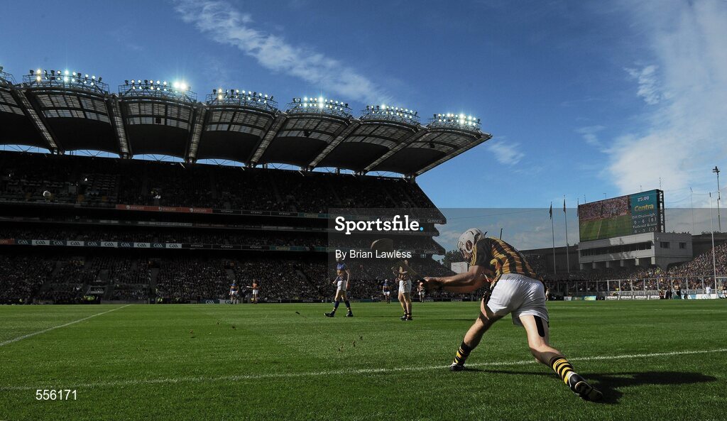 4 September 2011; Kilkenny's Michael Fennelly takes a sideline cut. GAA Hurling All-Ireland Senior Championship Final, Kilkenny v Tipperary, Croke Park, Dublin. Picture credit: Brian Lawless / SPORTSFILE