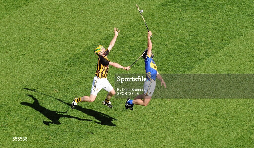 4 September 2011; Conor O'Mahony, Tipperary, in action against Colin Fennelly, Kilkenny. GAA Hurling All-Ireland Senior Championship Final, Kilkenny v Tipperary, Croke Park, Dublin. Picture credit: Dáire Brennan / SPORTSFILE