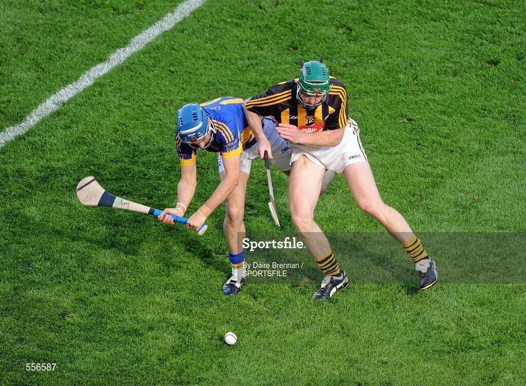 4 September 2011; Benny Dunne, Tipperary, in action against Henry Shefflin, Kilkenny. GAA Hurling All-Ireland Senior Championship Final, Kilkenny v Tipperary, Croke Park, Dublin. Picture credit: Dáire Brennan / SPORTSFILE