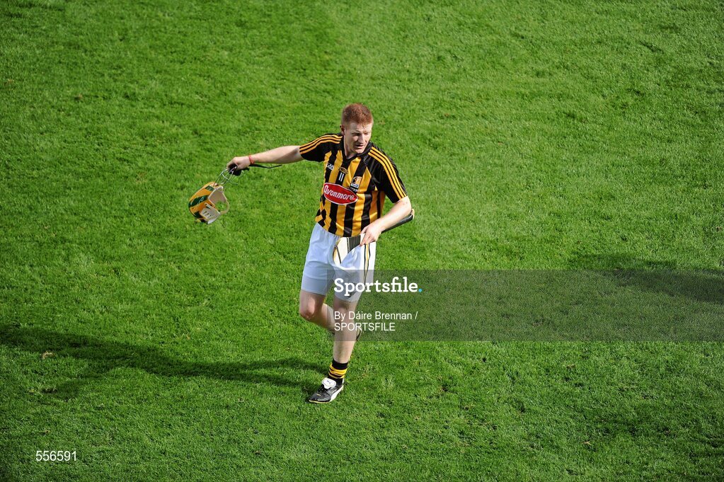 4 September 2011; Richie Power, Kilkenny, calls for a new helmet after his broke during the first half. GAA Hurling All-Ireland Senior Championship Final, Kilkenny v Tipperary, Croke Park, Dublin. Picture credit: Dáire Brennan / SPORTSFILE