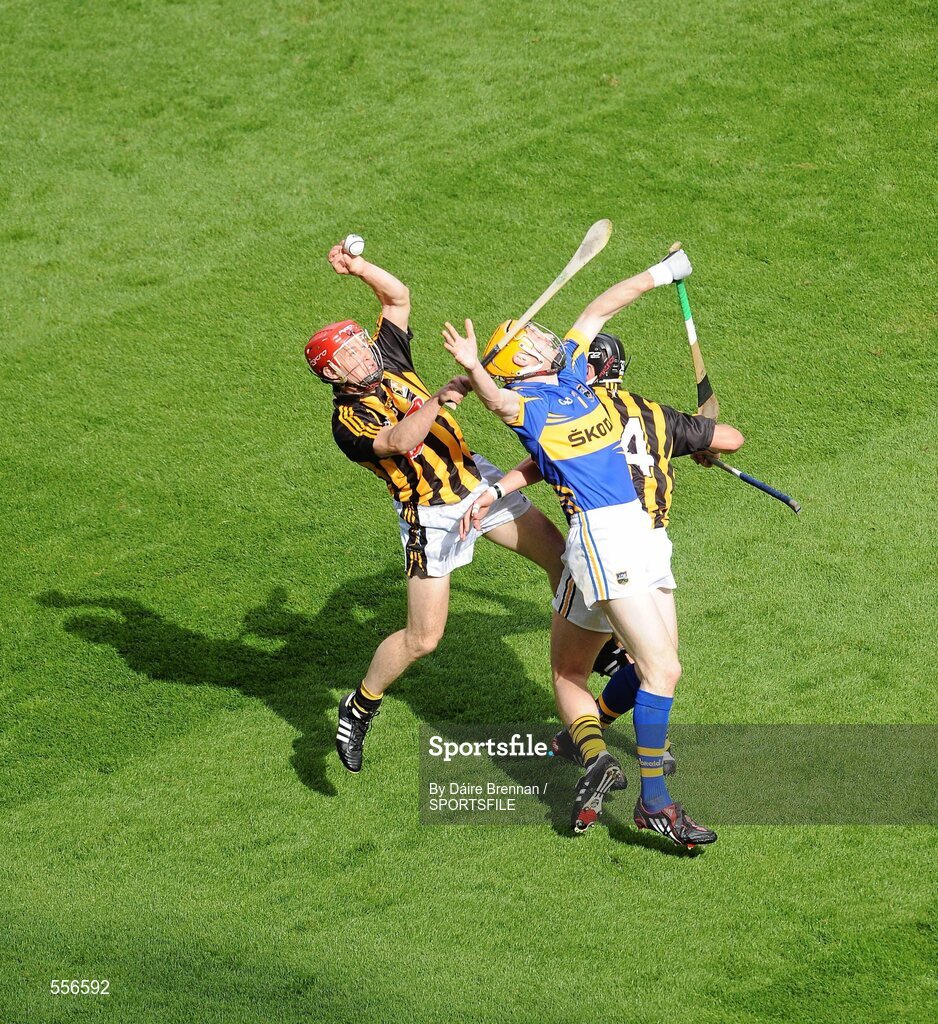 4 September 2011; Tommy Walsh, Kilkenny, catches a ball ahead of Lar Corbett, Tipperary, and team-mate Jackie Tyrrell. GAA Hurling All-Ireland Senior Championship Final, Kilkenny v Tipperary, Croke Park, Dublin. Picture credit: Dáire Brennan / SPORTSFILE