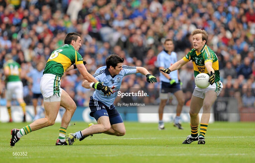 18 September 2011; Donnchadh Walsh, Kerry, supported by team-mate Anthony Maher in action against Michael Darragh Macauley, Dublin. GAA Football All-Ireland Senior Championship Final, Kerry v Dublin, Croke Park, Dublin. Picture credit: Ray McManus / SPORTSFILE