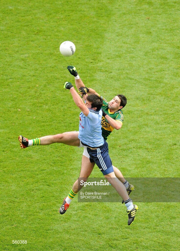 18 September 2011; Michael Darragh MacAuley, Dublin, contests a high ball against Bryan Sheehan, Kerry. GAA Football All-Ireland Senior Championship Final, Kerry v Dublin, Croke Park, Dublin. Picture credit: Dáire Brennan / SPORTSFILE