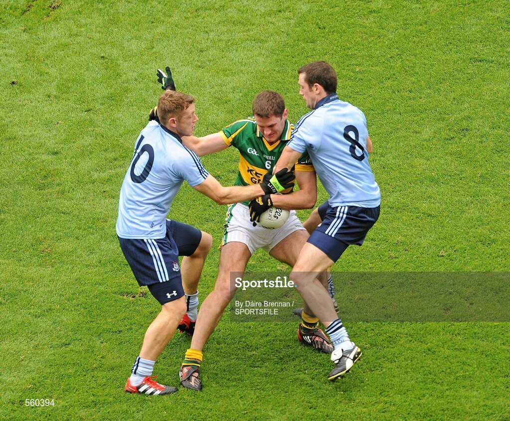 18 September 2011; Eoin Brosnan, Kerry, in action against Paul Flynn, left, and Denis Bastick, Dublin. GAA Football All-Ireland Senior Championship Final, Kerry v Dublin, Croke Park, Dublin. Picture credit: Dáire Brennan / SPORTSFILE