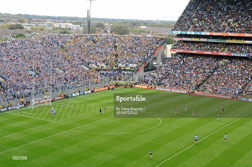 18 September 2011; Stephen Cluxton, Dublin, kicks the winning point from a free kick. GAA Football All-Ireland Senior Championship Final, Kerry v Dublin, Croke Park, Dublin. Picture credit: Dáire Brennan / SPORTSFILE