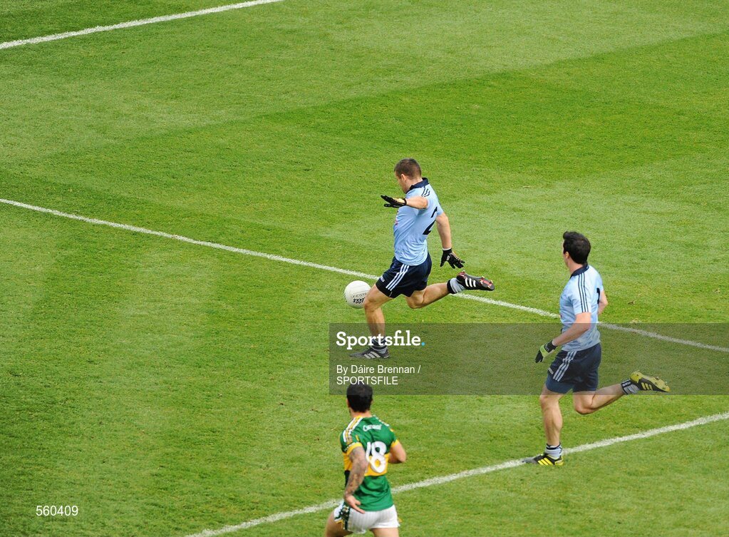 18 September 2011; Kevin McManamon, Dublin, scores his side's first goal. GAA Football All-Ireland Senior Championship Final, Kerry v Dublin, Croke Park, Dublin. Picture credit: Dáire Brennan / SPORTSFILE