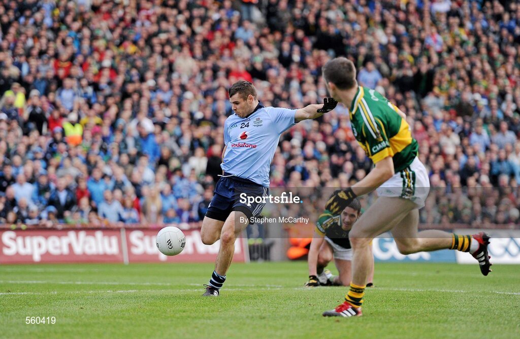 18 September 2011; Kevin McManamon, Dublin, shoots to score his side's goal. GAA Football All-Ireland Senior Championship Final, Kerry v Dublin, Croke Park, Dublin. Picture credit: Stephen McCarthy / SPORTSFILE