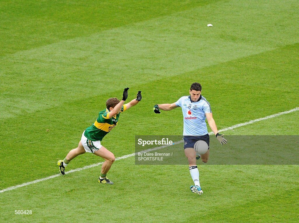 18 September 2011; Bernard Brogan, Dublin, kicks a point which levelled the game in the closing stages. GAA Football All-Ireland Senior Championship Final, Kerry v Dublin, Croke Park, Dublin. Picture credit: Dáire Brennan / SPORTSFILE