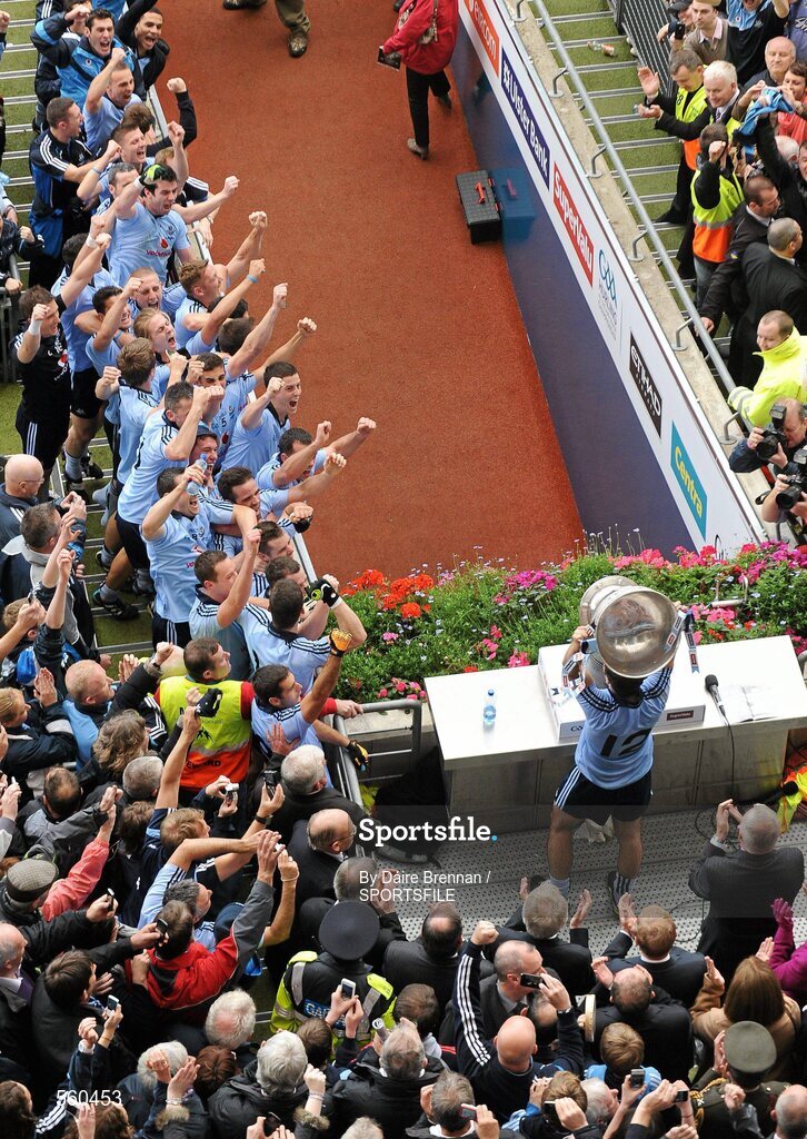18 September 2011; Dublin captain Bryan Cullen lifts the Sam Maguire cup. GAA Football All-Ireland Senior Championship Final, Kerry v Dublin, Croke Park, Dublin. Picture credit: Dáire Brennan / SPORTSFILE