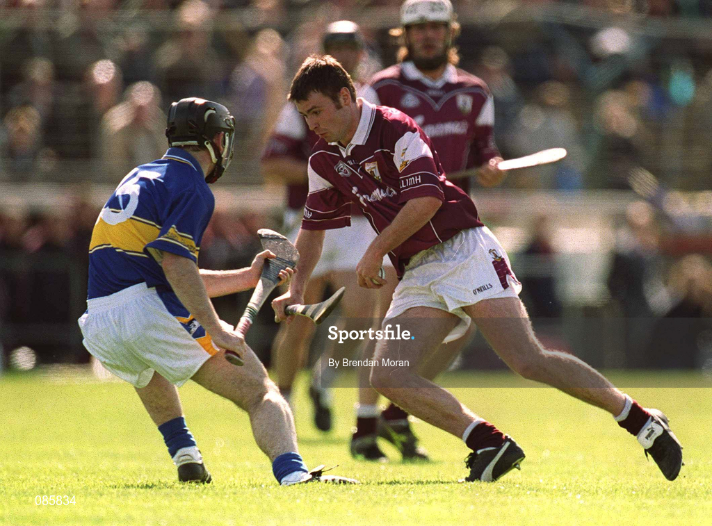 14 April 2002; Richie Murray of Galway in action against Eoin Kelly of Tipperary during the Allianz National Hurling League Quarter-Final match between Galway and Tipperary at Semple Stadium in Thurles, Tipperary. Photo by Brendan Moran/Sportsfile