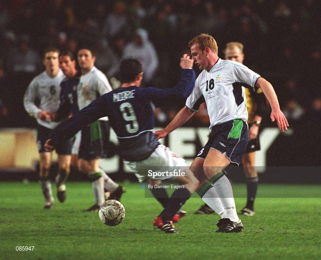 17 April 2002; Gary Doherty of Republic of Ireland in action against Joe Max Moore of USA during the International Friendly match between Republic of Ireland and USA at Lansdowne Road in Dublin. Photo by Damien Eagers/Sportsfile