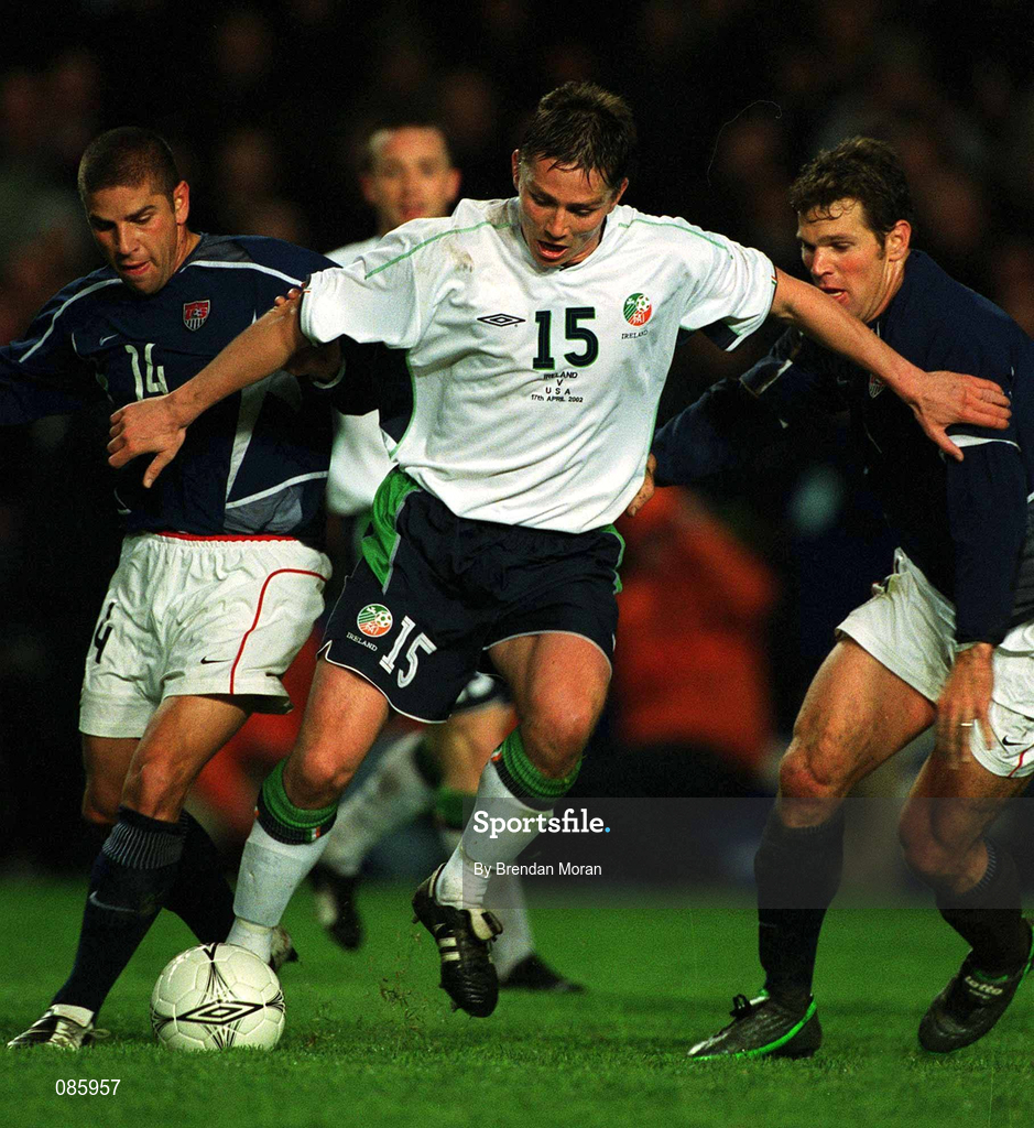 17 April 2002; Matt Holland of Republic of Ireland in action against Chris Armas, left, and Greg Vanney of USA during the International Friendly match between Republic of Ireland and USA at Lansdowne Road in Dublin. Photo by Brendan Moran/Sportsfile