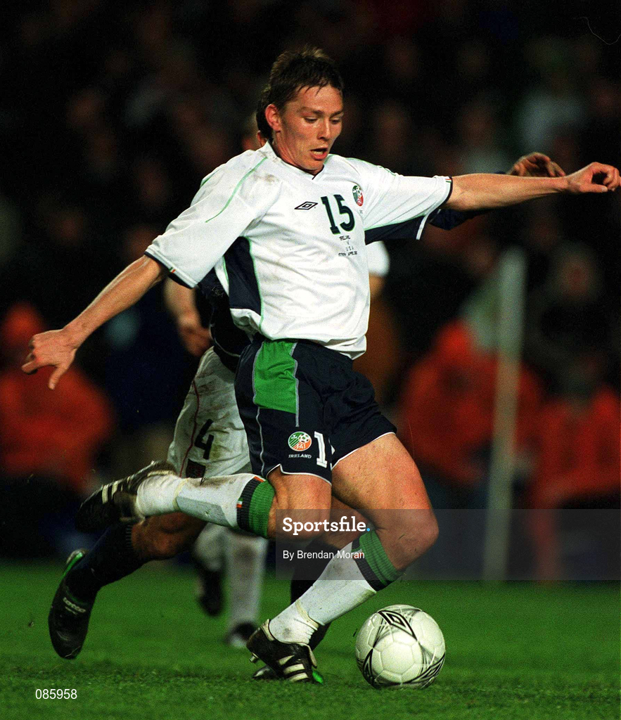 17 April 2002; Matt Holland of Republic of Ireland during the International Friendly match between Republic of Ireland and USA at Lansdowne Road in Dublin. Photo by Brendan Moran/Sportsfile