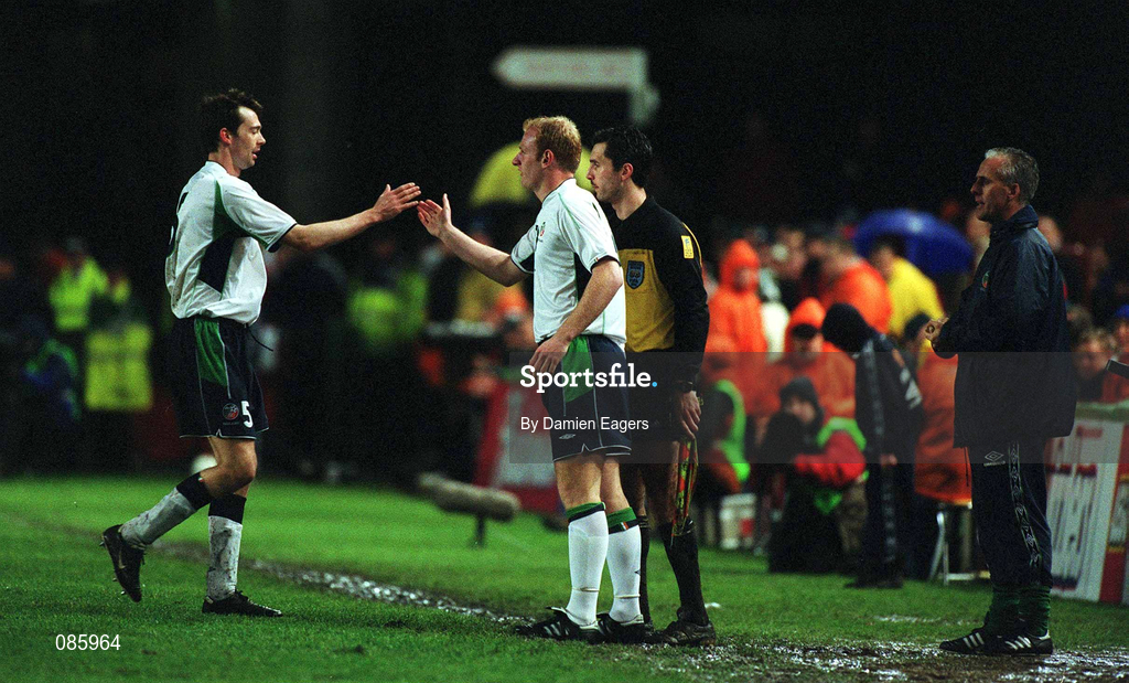 17 April 2002; Gary Doherty of Republic of Ireland comes on to replace Gary Breen watched by their manager Mick McCarthy during the International Friendly match between Republic of Ireland and USA at Lansdowne Road in Dublin. Photo by Damien Eagers/Sportsfile