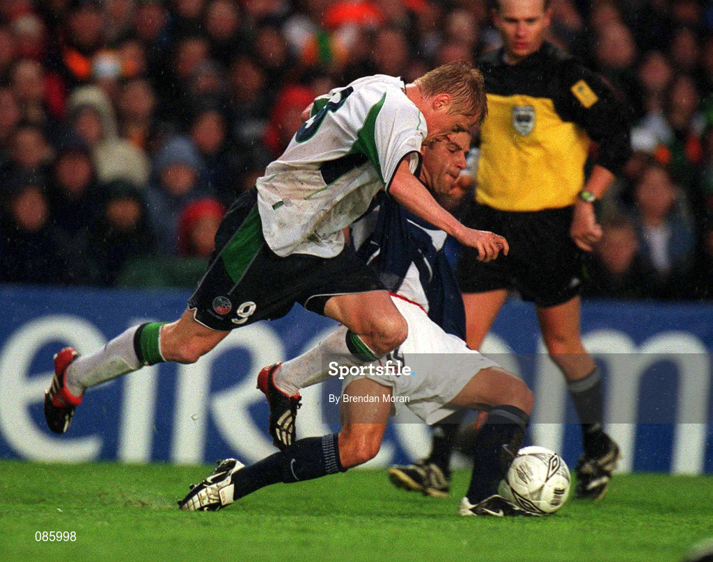 17 April 2002; Damien Duff of Republic of Ireland in action against Chris Armas of USA during the International Friendly match between Republic of Ireland and USA at Lansdowne Road in Dublin. Photo by Brendan Moran/Sportsfile