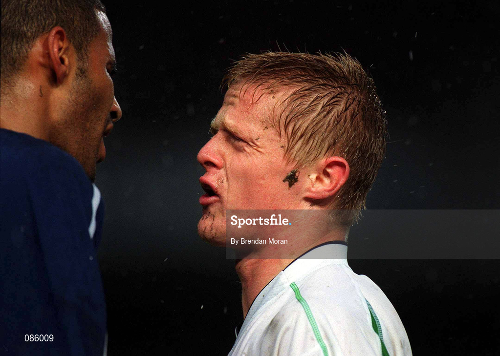 17 April 2002; Damien Duff of Republic of Ireland has words with Tony Sanneh of USA during the International Friendly match between Republic of Ireland and USA at Lansdowne Road in Dublin. Photo by Brendan Moran/Sportsfile