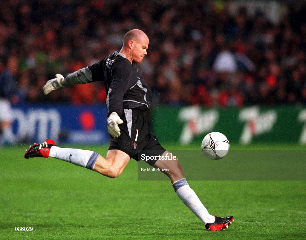 17 April 2002; Brad Friedel of USA during the International Friendly match between Republic of Ireland and USA at Lansdowne Road in Dublin. Photo by Matt Browne/Sportsfile