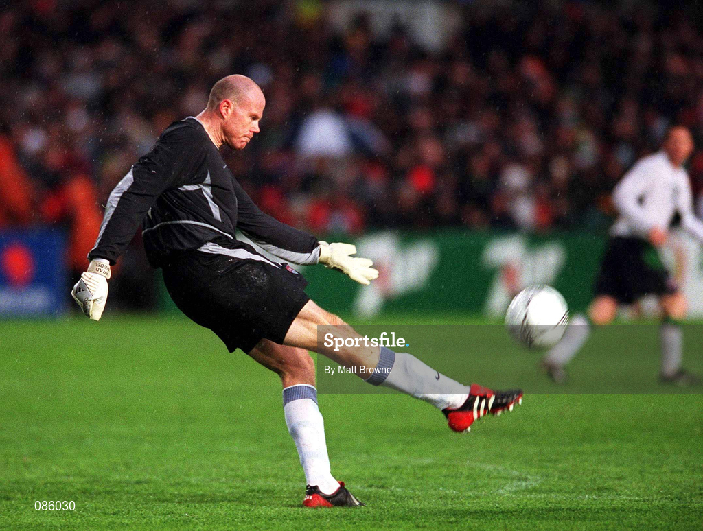 17 April 2002; Brad Friedel of USA during the International Friendly match between Republic of Ireland and USA at Lansdowne Road in Dublin. Photo by Matt Browne/Sportsfile