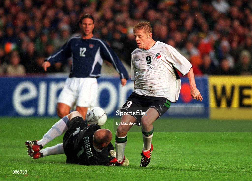17 April 2002; USA goalkeeper Brad Friedel in action against Damien Duff of Republic of Ireland during the International Friendly match between Republic of Ireland and USA at Lansdowne Road in Dublin. Photo by Matt Browne/Sportsfile