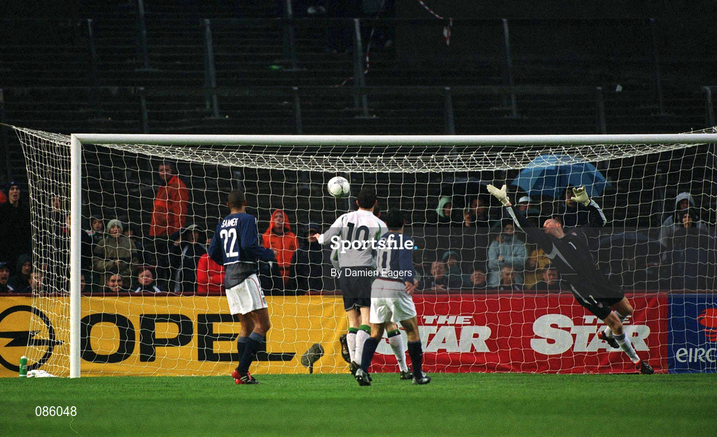 17 April 2002; USA goalkeeper Brad Friedel is beaten by a shot by Mark Kinsella for Republic of Ireland's first goal during the International Friendly match between Republic of Ireland and USA at Lansdowne Road in Dublin. Photo by Damien Eagers/Sportsfile