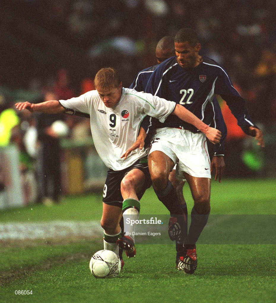 17 April 2002; Damien Duff of Republic of Ireland in action against Tony Sanneh of USA during the International Friendly match between Republic of Ireland and USA at Lansdowne Road in Dublin. Photo by Damien Eagers/Sportsfile