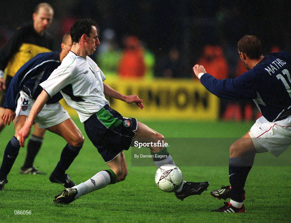 17 April 2002; Andy O'Brien of Republic of Ireland in action against Clint Mathis of USA during the International Friendly match between Republic of Ireland and USA at Lansdowne Road in Dublin. Photo by Damien Eagers/Sportsfile