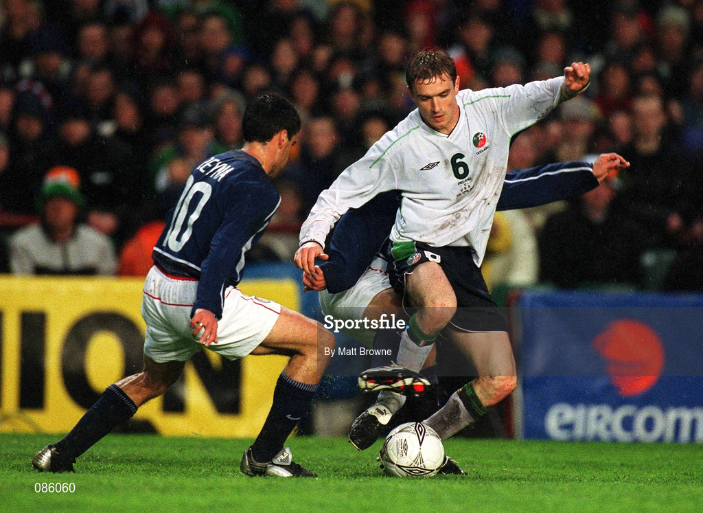 17 April 2002; Colin Healy of Republic of Ireland in action against Claudio Reyna, left, and Chris Armas of USA during the International Friendly match between Republic of Ireland and USA at Lansdowne Road in Dublin. Photo by Matt Browne/Sportsfile