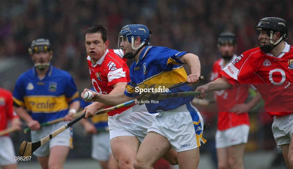 21 April 2002; Paul Kelly of Tipperary in action against Alan Browne, left, and Ben O'Connor of Cork during the Allianz National Hurling League Semi-Final match between Cork and Tipperary at Páirc Uí Chaoimh in Cork. Photo by Aoife Rice/Sportsfile