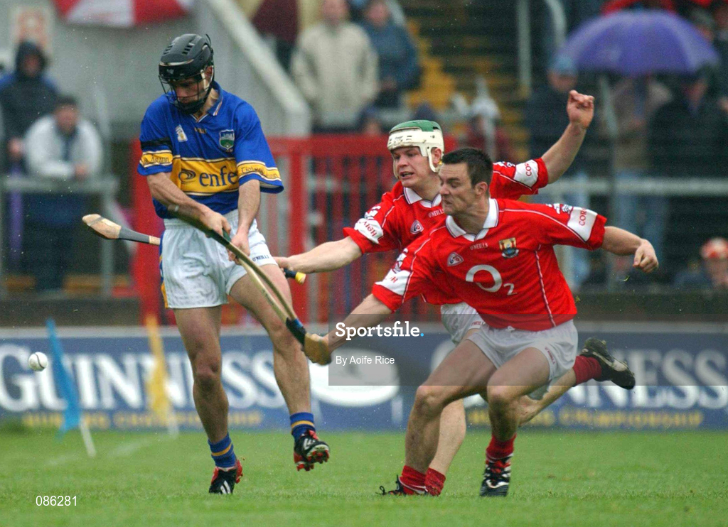 21 April 2002; Thomas Dunne of Tipperary in action against Niall McCarthy, behind, and Alan Cummins of Cork during the Allianz National Hurling League Semi-Final match between Cork and Tipperary at Páirc Uí Chaoimh in Cork. Photo by Aoife Rice/Sportsfile