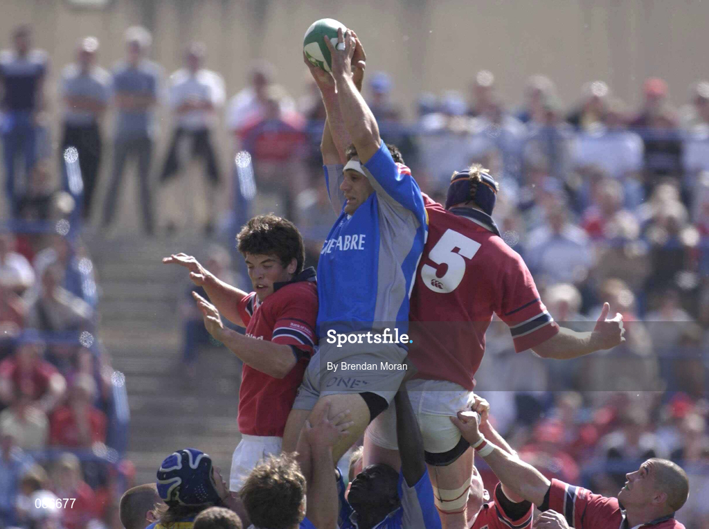27 April 2002; Samuel Chinarro of Castres wins a line-out from Donncha O'Callaghan, left, and Paul O'Connell of Munster during the Heineken European Cup Semi-Final match between Castres and Munster at Stade de la Mediterranie in Beziers, France. Photo by Brendan Moran/Sportsfile