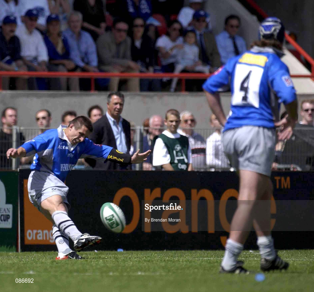 27 April 2002; Romain Teulet of Castres kicks a penalty during the Heineken European Cup Semi-Final match between Castres and Munster at Stade de la Mediterranie in Beziers, France. Photo by Brendan Moran/Sportsfile