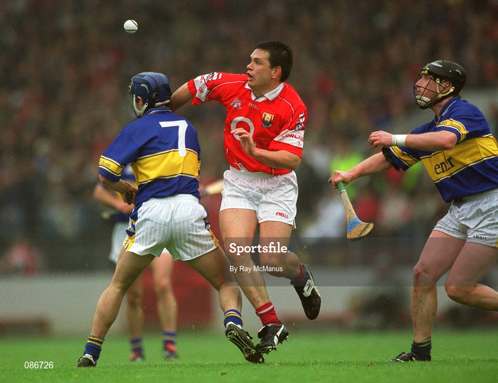 21 April 2002; Alan Browne of Cork in action against Paul Kelly, 7, and David Kennedy of Tipperary during the Allianz National Hurling League Semi-Final match between Cork and Tipperary at Páirc Uí Chaoimh in Cork. Photo by Ray McManus/Sportsfile