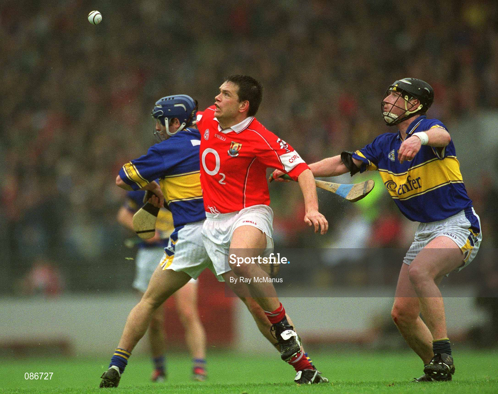 21 April 2002; Alan Browne of Cork in action against Paul Kelly and David Kennedy, right, of Tipperary during the Allianz National Hurling League Semi-Final match between Cork and Tipperary at Páirc Uí Chaoimh in Cork. Photo by Ray McManus/Sportsfile