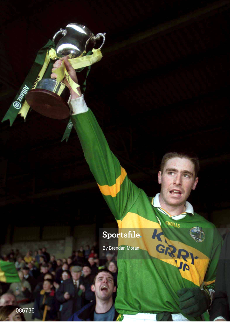 28 April 2002; Kerry captain Darragh Ó Sé lifts the trophy after the Allianz National Football League Division 2 Final match between Kerry and Laois at the Gaelic Grounds in Limerick. Photo by Brendan Moran/Sportsfile