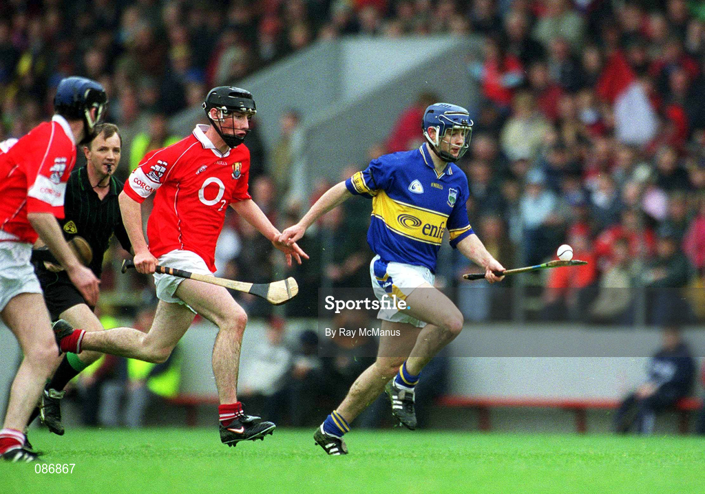 21 April 2002; Paul Kelly of Tipperary gets away from Kieran Murphy of Cork during the Allianz National Hurling League Semi-Final match between Cork and Tipperary at Páirc Uí Chaoimh in Cork. Photo by Ray McManus/Sportsfile