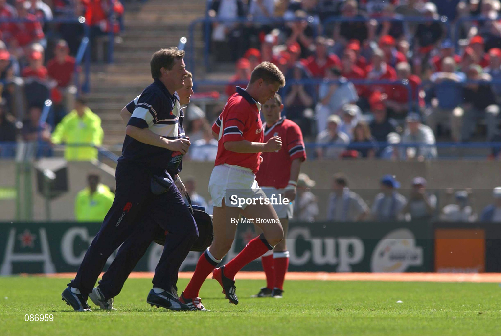 27 April 2002; Ronan O'Gara of Munster leaves the field to have his knee bandaged during the Heineken European Cup Semi-Final match between Castres and Munster at Stade de la Mediterranie in Beziers, France. Photo by Matt Browne/Sportsfile
