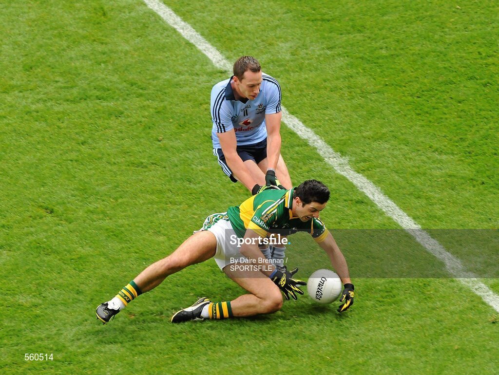 18 September 2011; Aidan O'Mahony, Kerry, in action against Barry Cahill, Dublin. GAA Football All-Ireland Senior Championship Final, Kerry v Dublin, Croke Park, Dublin. Picture credit: Dáire Brennan / SPORTSFILE