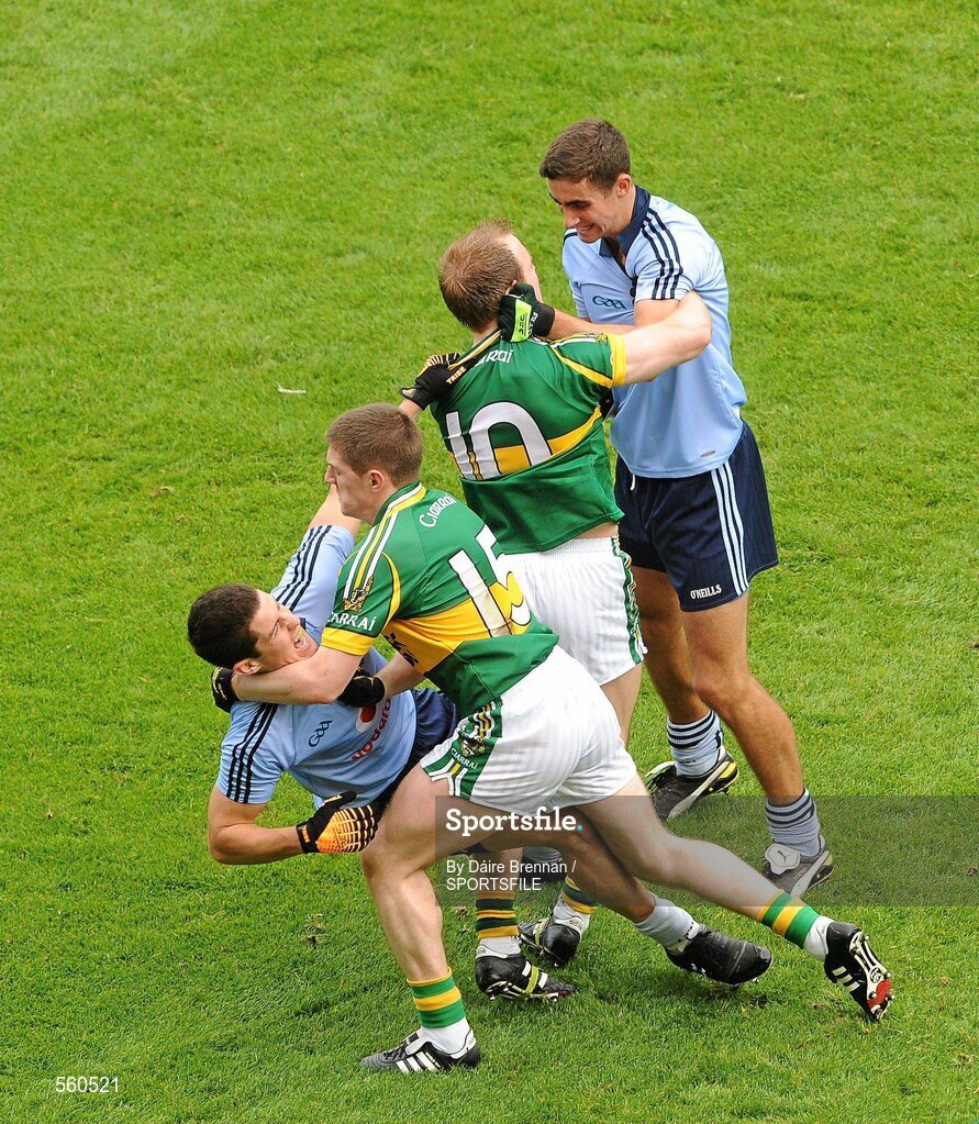 18 September 2011; A scuffle breaks out between Rory O'Carroll, left, and James McCarthy, Dublin, and Kieran O'Leary, left, and Darran O'Sullivan, Kerry. GAA Football All-Ireland Senior Championship Final, Kerry v Dublin, Croke Park, Dublin. Picture credit: Dáire Brennan / SPORTSFILE
