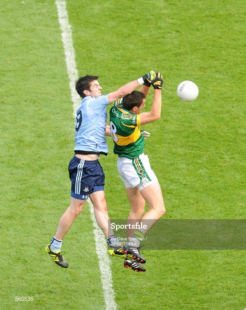 18 September 2011; Michael Darragh MacAuley, Dublin, punches a high ball away from Anthony Maher, Kerry. GAA Football All-Ireland Senior Championship Final, Kerry v Dublin, Croke Park, Dublin. Picture credit: Dáire Brennan / SPORTSFILE