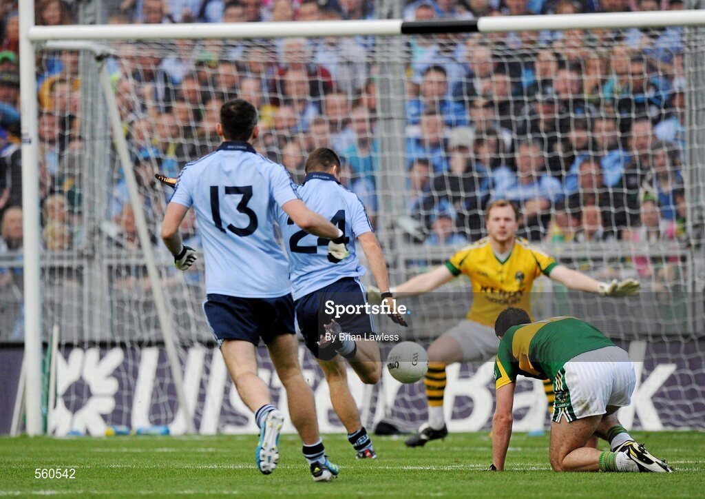 18 September 2011; Kevin McManamon, Dublin, shoots to score his side's only goal. GAA Football All-Ireland Senior Championship Final, Kerry v Dublin, Croke Park, Dublin. Picture credit: Brian Lawless / SPORTSFILE