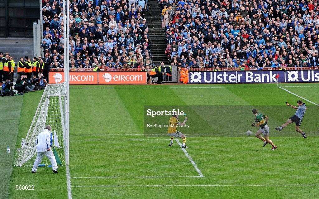 18 September 2011; Kevin McManamon, Dublin, shoots to score his side's goal past Kerry goalkeeper Brendan Kealy and fullback Marc O Sé. GAA Football All-Ireland Senior Championship Final, Kerry v Dublin, Croke Park, Dublin. Picture credit: Stephen McCarthy / SPORTSFILE
