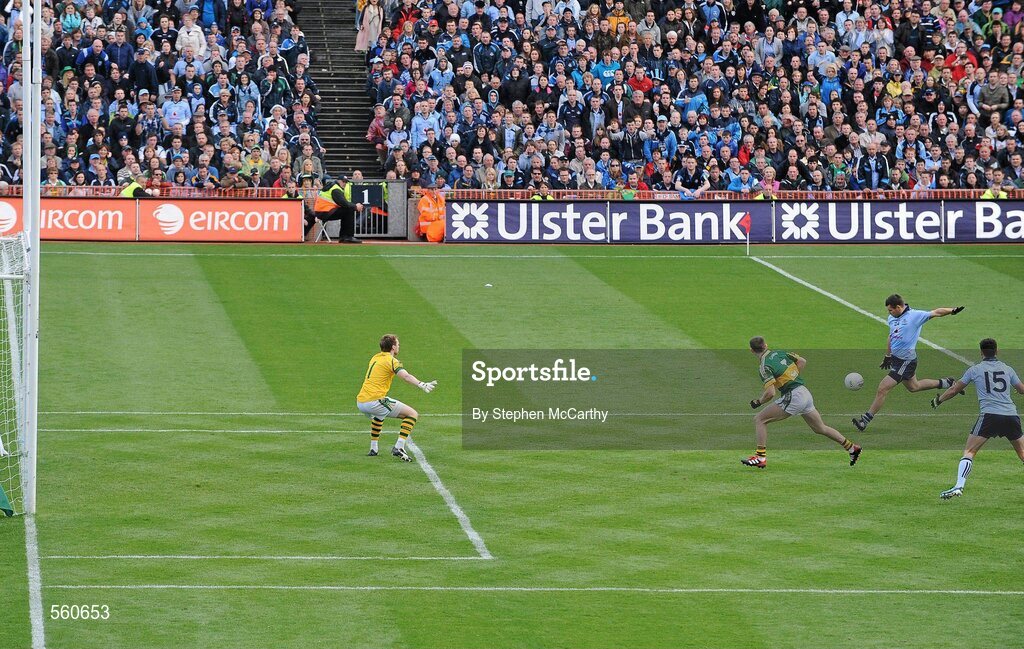 18 September 2011; Kevin McManamon, Dublin, shoots to score his side's goal past Kerry goalkeeper Brendan Kealy. GAA Football All-Ireland Senior Championship Final, Kerry v Dublin, Croke Park, Dublin. Picture credit: Stephen McCarthy / SPORTSFILE