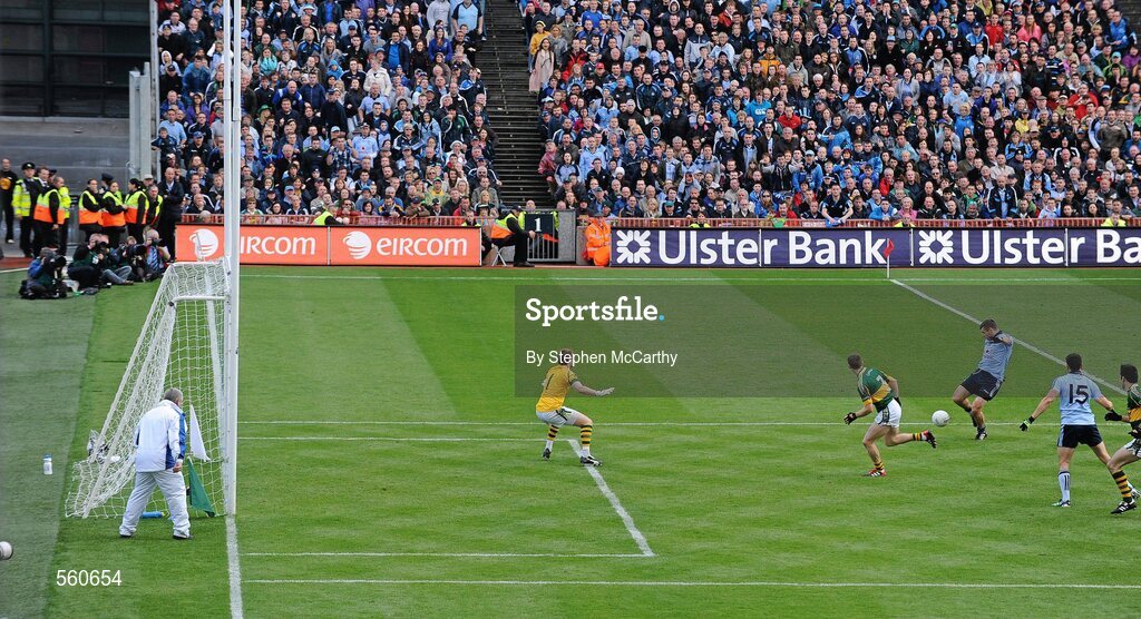 18 September 2011; Kevin McManamon of Dublin shoots to score his side's goal past Kerry goalkeeper Brendan Kealy during the GAA Football All-Ireland Senior Championship Final match between Kerry and Dublin at Croke Park in Dublin. Photo by Stephen McCarthy/Sportsfile