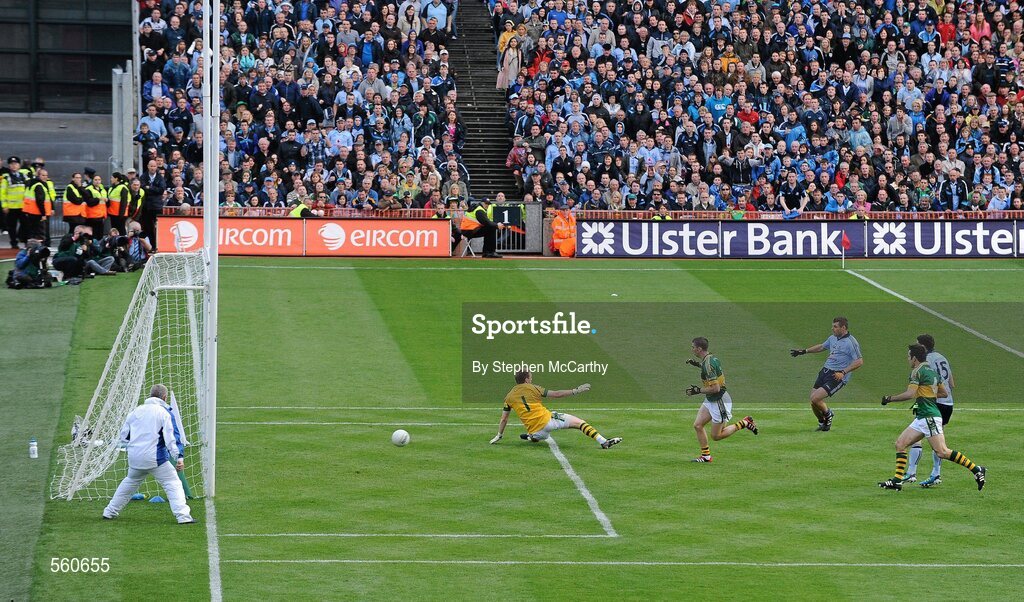 18 September 2011; Kevin McManamon, Dublin, shoots to score his side's goal past Kerry goalkeeper Brendan Kealy and fullback Marc O Sé. GAA Football All-Ireland Senior Championship Final, Kerry v Dublin, Croke Park, Dublin. Picture credit: Stephen McCarthy / SPORTSFILE