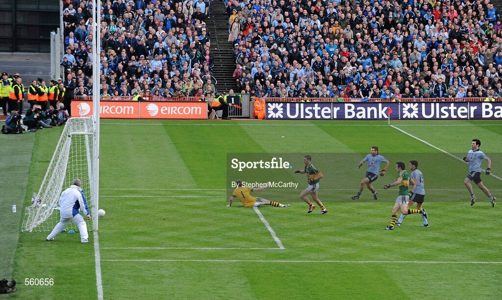 18 September 2011; Kevin McManamon of Dublin shoots to score his side's goal past Kerry goalkeeper Brendan Kealy during the GAA Football All-Ireland Senior Championship Final, Kerry and Dublin at Croke Park in Dublin. Photo by Stephen McCarthy/Sportsfile