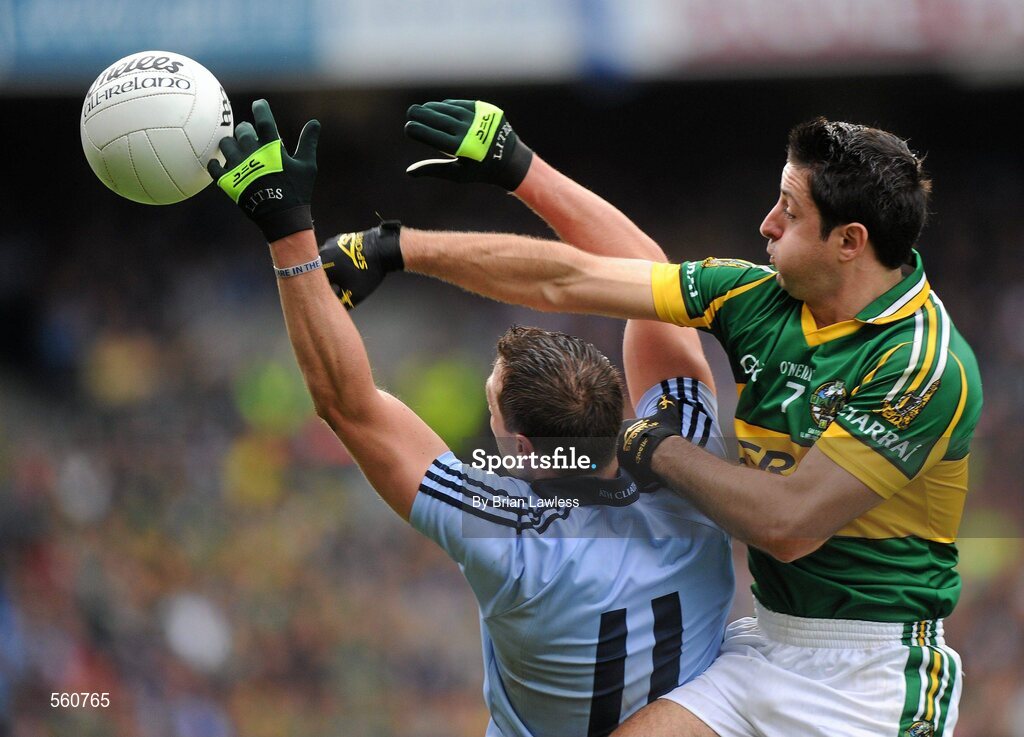 18 September 2011; Aidan O'Mahony, Kerry, in action against Barry Cahill, Dublin. GAA Football All-Ireland Senior Championship Final, Kerry v Dublin, Croke Park, Dublin. Picture credit: Brian Lawless / SPORTSFILE