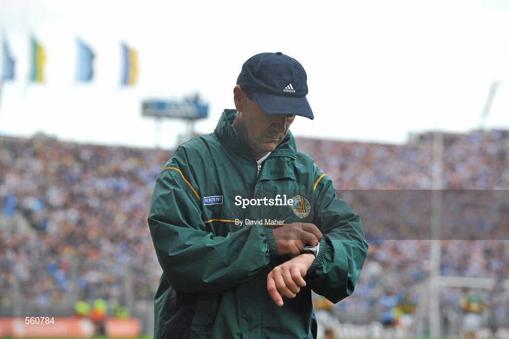 18 September 2011; Kerry manager Jack O'Connor looks at his watch during the closing moments of the match. GAA Football All-Ireland Senior Championship Final, Kerry v Dublin, Croke Park, Dublin. Picture credit: David Maher / SPORTSFILE