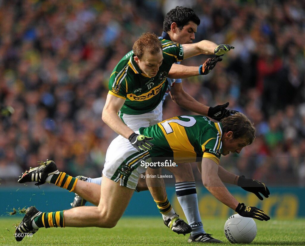 18 September 2011; Donnchad Walsh and Darran O'Sullivan, Kerry, in action against Cian O'Sullivan, Dublin. GAA Football All-Ireland Senior Championship Final, Kerry v Dublin, Croke Park, Dublin. Picture credit: Brian Lawless / SPORTSFILE