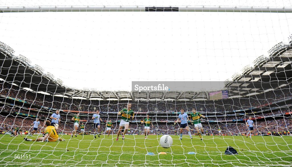 18 September 2011; Kevin McManamon, Dublin, scores his side's goal past Kerry goalkeeper Brendan Kealy. GAA Football All-Ireland Senior Championship Final, Kerry v Dublin, Croke Park, Dublin. Picture credit: Stephen McCarthy / SPORTSFILE