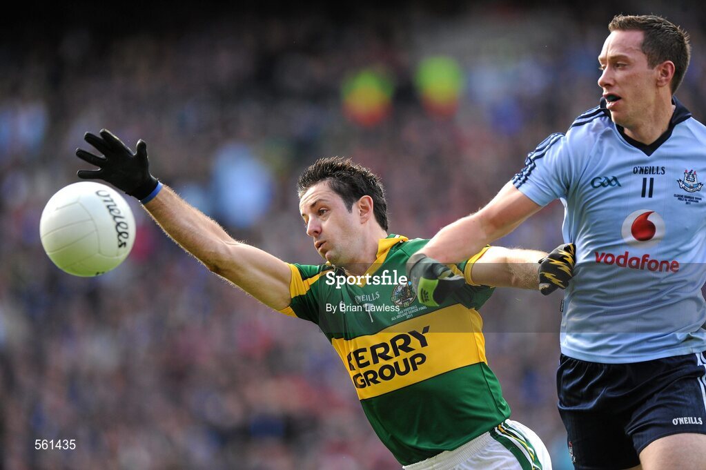 18 September 2011; Aidan O'Mahony, Kerry, in action against Barry Cahill, Dublin. GAA Football All-Ireland Senior Championship Final, Kerry v Dublin, Croke Park, Dublin. Picture credit: Brian Lawless / SPORTSFILE
